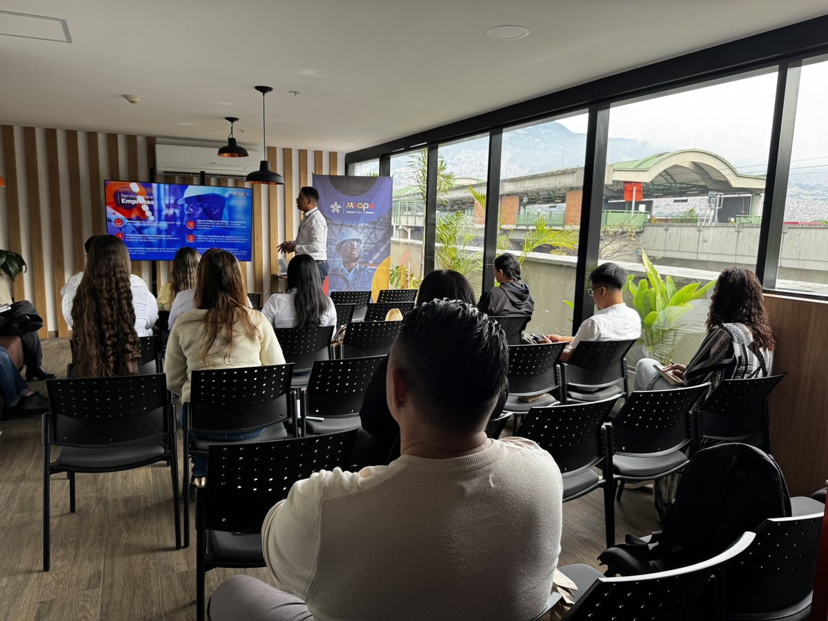 reysbs_c28's tweet photo. Encuentro empresarial de la APE en el centro comercial Bosque Plaza en Medellín. Servicios empresarias y asesoría en inclusión laboral con enfoque diferencial #SomosSENA💚 https://t.co/kK5KqzfC0c