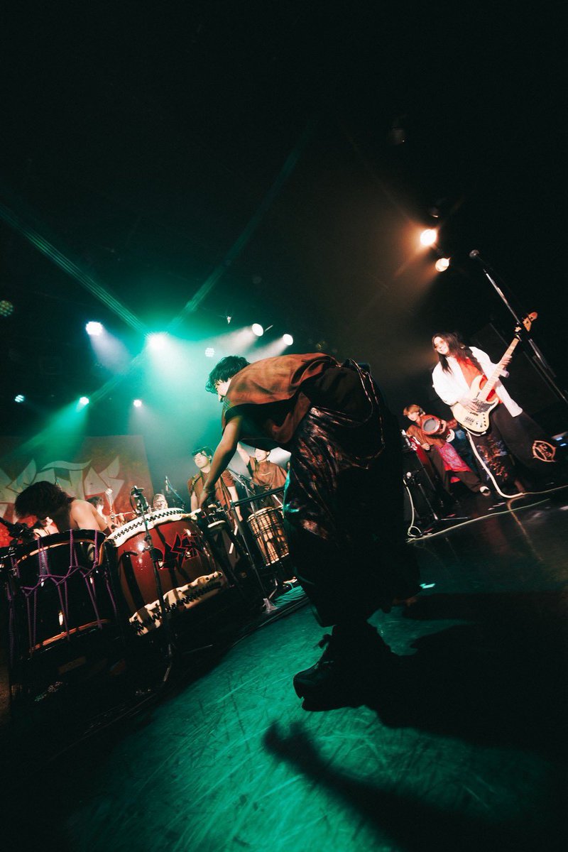 kenken_RIZE's tweet photo. LA SEÑASのワンマンは相変わらずとても元気でなにより。

私は最後から二曲目くらいに一曲登場！

完璧にテンションMAXの向こう側に行っているLA SEÑASの中にいきなり入るのは、半身浴からいきなり煮えたぎる油の中に放り込まれるような刺激ですごかった。

事前に聞いていた曲のテンポより20くらいBPM上がってて、それがまたなんとも人間らしくて素晴らしいかった。
速くて指取れるかと思ったけど笑笑

いただいた赤いTシャツの上に自分の白シャツ着たら昭和のヤンキーみたいなファッションになってて1人でニヤニヤしていた。

お客さんがもっとみんな想い想いに好きに周りを気にせず踊る様になっていくと良いね。

あなた達と音出すの好きなのでこれからもたくさん呼んでくださいね。

さて今日は日吉で@GraceMahya と@yukinobazooka とトリオで演奏です。

@La_Senas_