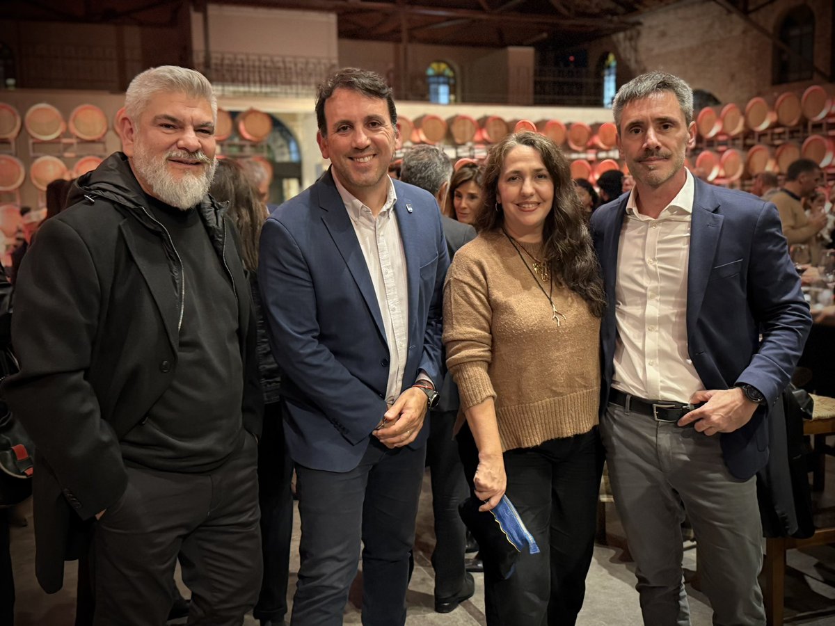 TadeoGZ's tweet photo. Recibimos en Mendoza a autoridades del @CFI_Argentina y a las comitivas de todas las provincias que participan del Encuentro Federal de Industrias Culturales y Creativas.

Mendoza tiene mucho para aportar a esta agenda federal que vincula cultura, conocimiento y desarrollo productivo.