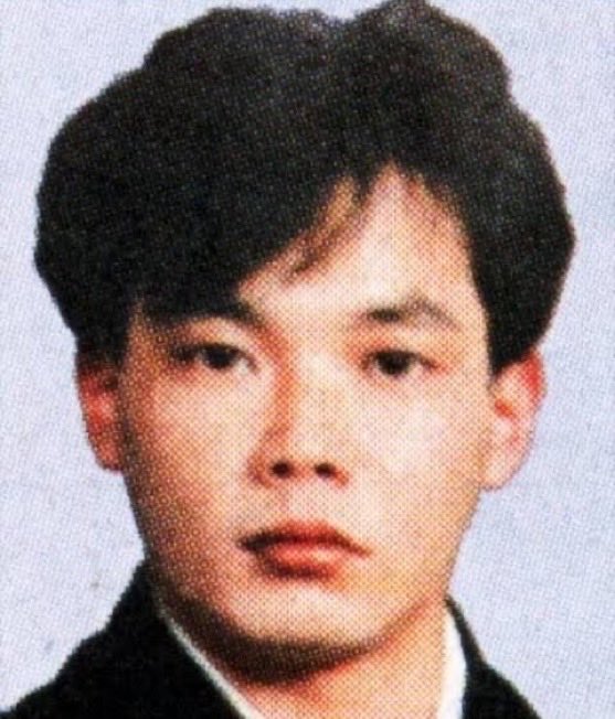 petinfome's tweet photo. 【衝撃】史上最悪レベルの被ばく事故に遭った日本人作業員
︎
1999年、茨城県東海村の核燃料加工施設で臨界事故が発生し、作業員の大内久さんは人類史上でも例のない高線量の放射線を浴びた。
︎
事故は、本来の手順を無視して大量のウラン溶液を手作業で投入したことで発生。大内さんは最も近くにいたため、DNAが破壊されるほどの被ばくを受けたという。
︎
治療は続けられたものの、皮膚や臓器は徐々に機能を失い、状態は悪化。医師らは皮膚移植や最先端治療を試みたが回復には至らなかった。
︎
大内さんは83日間にわたる闘病の末、多臓器不全で亡くなった。この事故は日本の原子力安全管理を見直す大きなきっかけとなった。