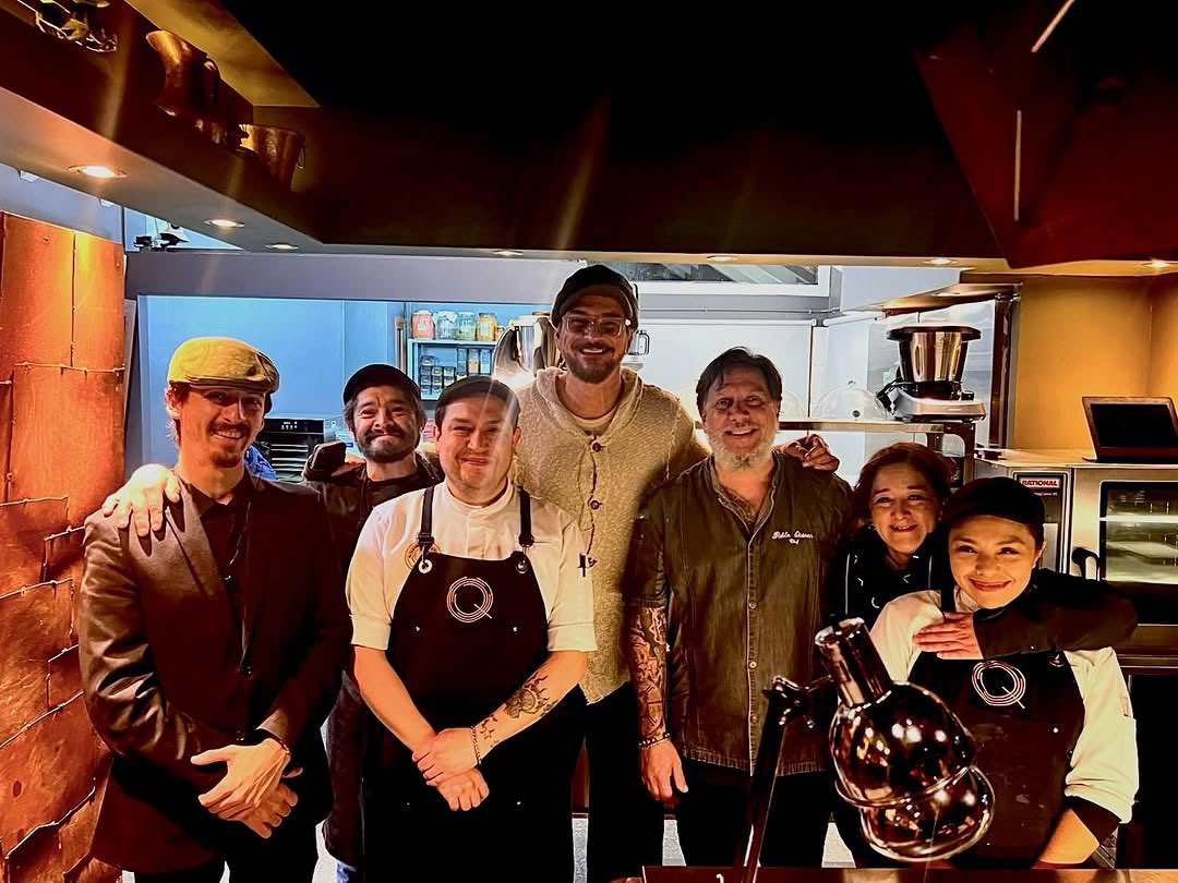 notiarjona's tweet photo. Una noche que no se olvida.
#RicardoArjona eligió Bariloche para descansar, y a Quiven para vivir una experiencia gastronómica única. Recibirlo en nuestra mesa fue un honor que guardamos con orgullo.
Gracias por elegirnos, Ricardo.
#Quiven #QuivenBariloche #RicardoArjona https://t.co/zEm4X2zrKZ