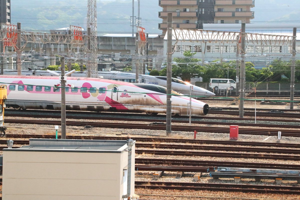 DATSUN9484's tweet photo. ハローキティ新幹線🚄役目を終えて博多車輌基地で停車中ですが引退せず運行継続して欲しい😭
過去のぞみで何度か乗車しましたが九州新幹線つばめ同様大好きな車両です🤩 https://t.co/s7Tr61FWpl