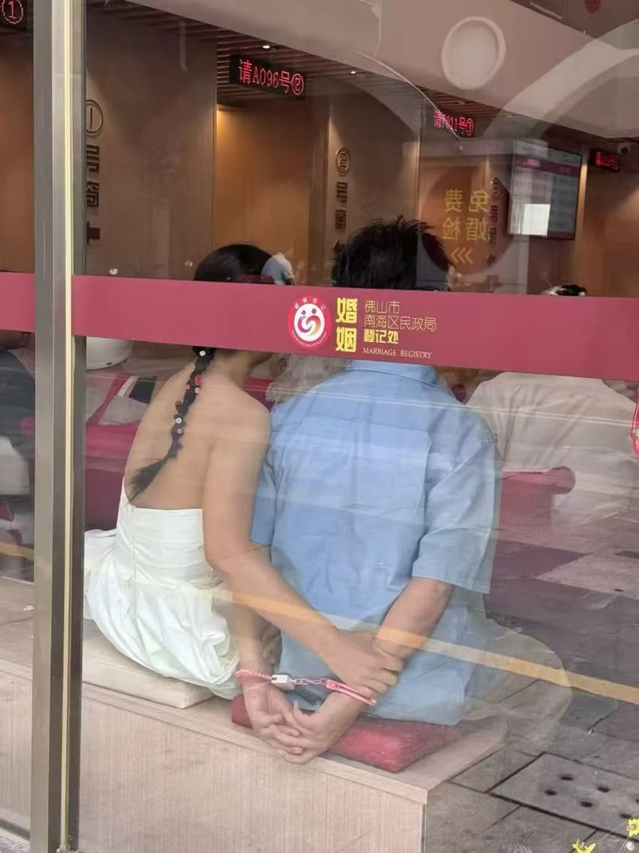 Russell3402's tweet photo. 在民政局戴粉色的手铐？
这是什么玩法... https://t.co/1WMZ2Scbqj