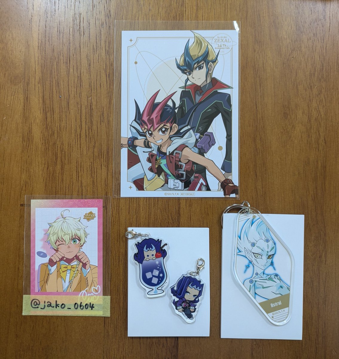 jako_0604's tweet photo. 【交換】遊戯王 ZEXAL コラボカフェ本補 BLANC

◆譲
ブロマイド：カイト&amp;遊馬
ワイヤーチャーム：凌牙
モーテル風アクリルキーホルダー：アストラル

◆求
ブロマイド：遊馬&amp;Ⅲ or 三勇士
ワイヤーチャーム：遊馬&amp;アストラル
モーテル風：Ⅲ

郵送交換希望
検索からお気軽にお声がけ下さい。 https://t.co/DOYU65B61u
