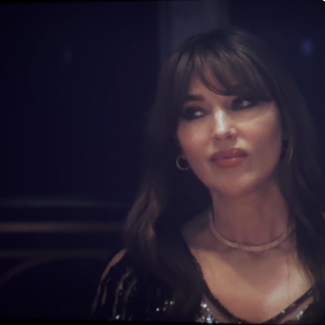 Auramoni's tweet photo. Monica bellucci 7 dogs #monicabellucci https://t.co/kKQvQlZlJ3