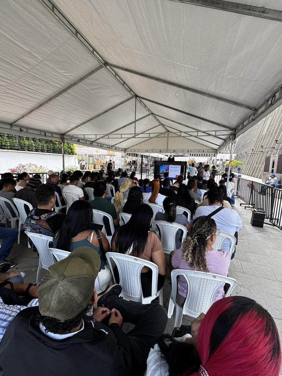 reysbs_c28's tweet photo. Felices de llegar con nuestros servicios de Gestión y Colocación de Empleo a los eventos. Participamos de #EmpleoMED.  #SomosSENA💚 https://t.co/Leh1io3XyD