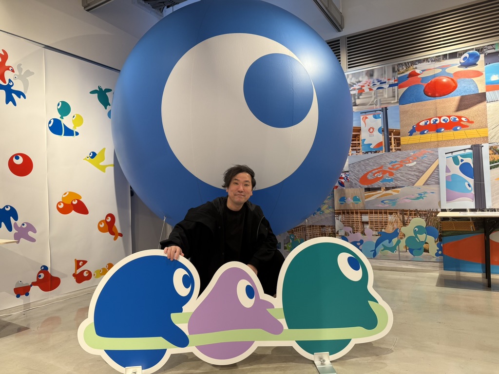 kouta_hikichi's tweet photo. 【大切なお知らせ】みなさん、いつも「大切なお知らせ」を待っていてくださってありがとうございます。今日はお知らせではなく、「大切な御礼」です。今朝、目が覚めてタイムラインを見てびっくりしました。沢山のお祝いメッセージで溢れていて、それを読んでいるうちに、万博を通して生まれた様々なつながりや出来事を思い出し、思わず涙が溢れました。#引地耕太生誕祭2026 こんなタグまでつくっていただき、本当にありがとうございます。こうして多くの方々に祝っていただけることを、とても幸せに思います。

正直に言うと、僕らの活動は順調に見えるかもしれませんが、そんなに簡単ではありません。日々、想像もしなかったような困難が押し寄せてきます。COMMONsも、多くの人の善意と信頼によって成り立っている活動です。何度も「もうやめようかな」と思ったことがあります。

それでも、COMMONsに集まった仲間たちや、いつも応援してくださるみなさんの存在が、何度も僕の背中を押してくれました。

いつも、本当にありがとうございます。

未来は、僕一人ではつくれません。だからこそ、これからも様々な人と出会い、対話し、共につくり続けたいと思います。

万博は大きなきっかけでした。

ですが、私たちは今、その万博の先を考えています。それは「つくりたい未来を、つくる力を社会にひらくこと」が私たちの目指している未来です。デザインや創造性を誰かのものだけではなく、社会全体のインフラとなるように開いていくこと。

創造性を、一部のクリエイターや企業のものではなく、社会が未来を更新していくための共有インフラにすること。誰もが未来のつくり手になれる社会。全ての人が持って生まれた創造性を活かし、クリエーターやアーティストはもちろん、企業も行政も市民も、自分自身がつくりたい未来を自分たちで育てていける社会。そのような社会を目指し、 COMMONsもVISIONsも活動し続けていきたいとおもっています。

これからもそのための活動を続けていきたいと思います。それが万博を未来に繋げることだと思っています。

またひとつ歳を重ねましたが、まだまだ道半ばです。

これからも「大切なお知らせ」を届け続けられるように。そして、みなさんと一緒に、次の未来をつくっていけるように。

歩みを止めず、前に進みます。
いつも本当にありがとうございます。

#ありがとうまたね
#COMMONs
#わたしの万博物語