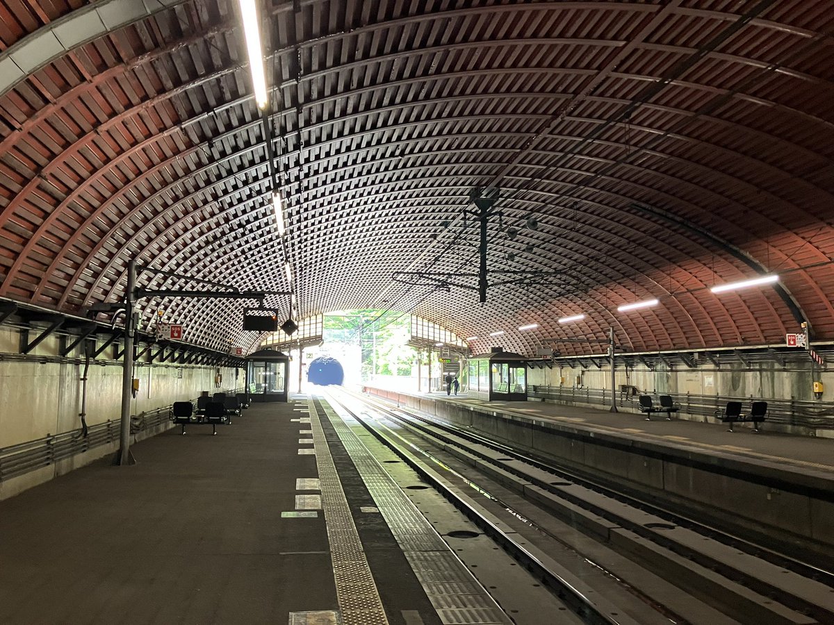 PuC4e's tweet photo. 利用客の目的がすぐにわかる駅
電車から降りたら…

すぐに改札へ向かう
→登山目的

ホームをウロウロ
→鉄道目的 https://t.co/VkjxPNKVCM