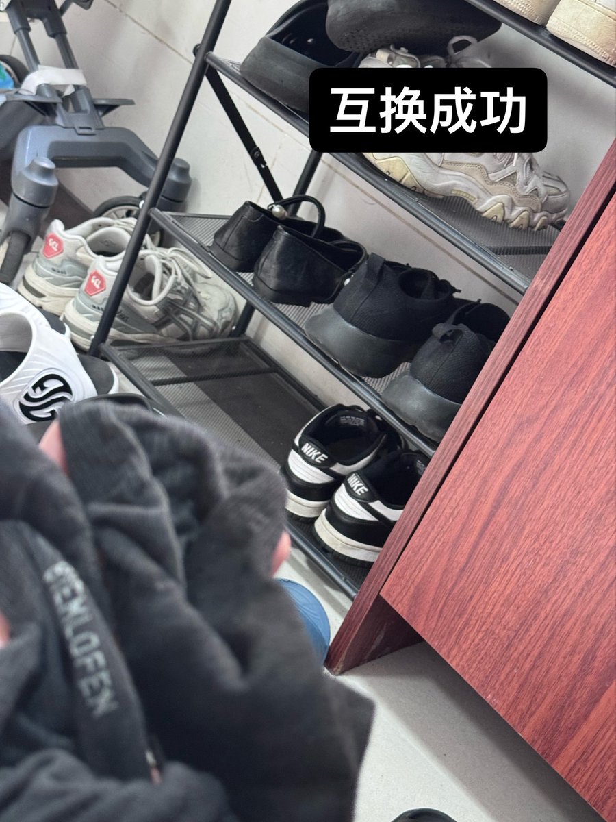 zwznzwzn's tweet photo. 把楼上楼下两位奶爸的黑袜互换了

难得两位同时穿了黑袜还都放在外面散味

虽然奶爸2的黑袜上有字母 但我赌蠢直不会发现

本来想全部拿走的 但觉得帮他们互换更刺激

想象两个奶爸互穿对方的发光黑袜好骚啊

期待后续 持续关注一下😉 #黑袜 #奶爸 https://t.co/mxBtZ4gOkl