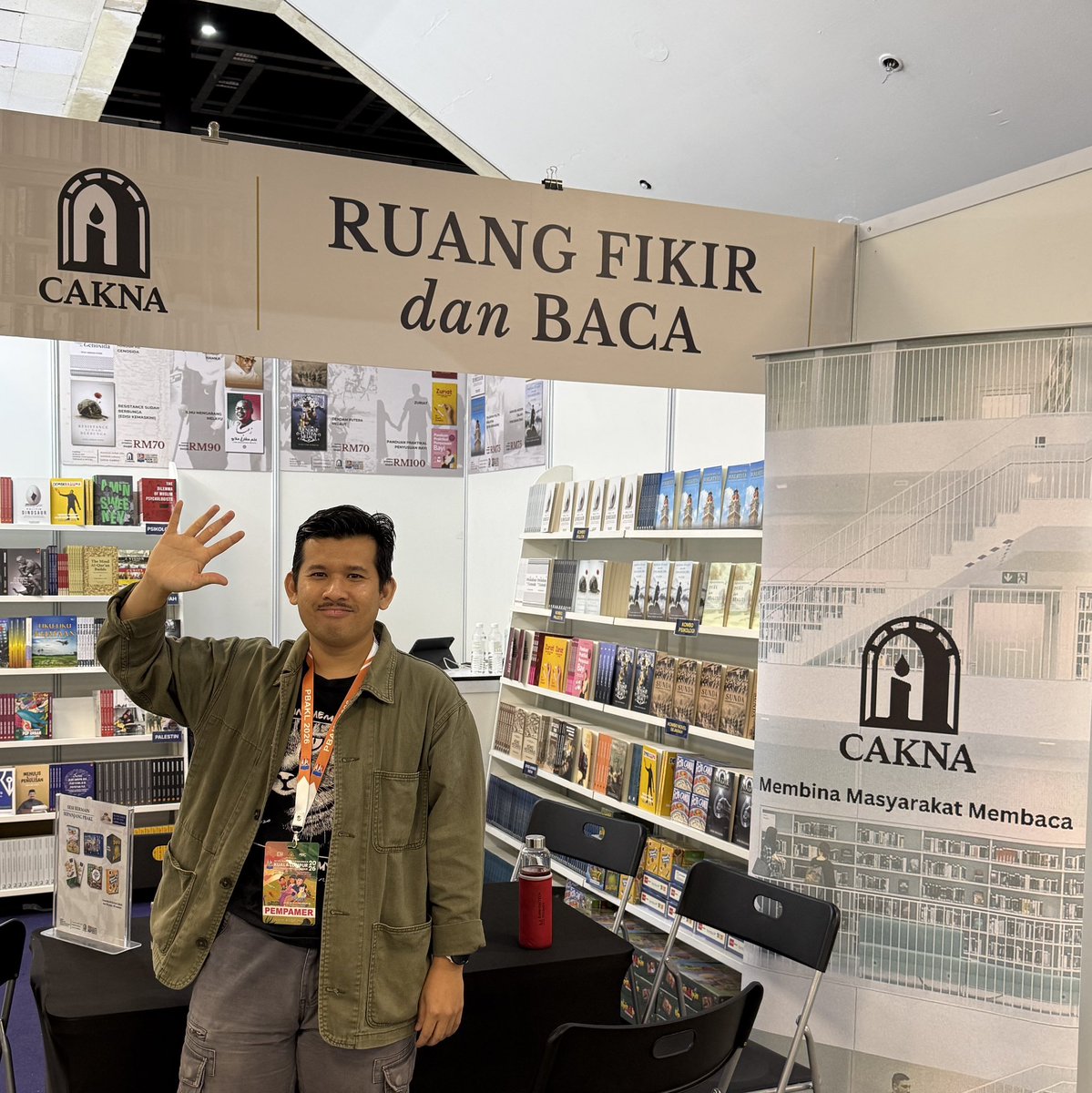 Fathi137's tweet photo. Hari pertama berkerja di reruai Cakna, jom ke PBAKL! https://t.co/IHctyewIfw