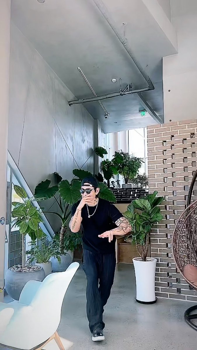 dirayukata's tweet photo. ⠀
June 4, 2026 | 09.32 AM
Ercoffee, Kemang Raya

When my team was working to create new content, i came over just to annoy them, hahaha. JK yeah.
⠀ https://t.co/8eP3wKRQFL