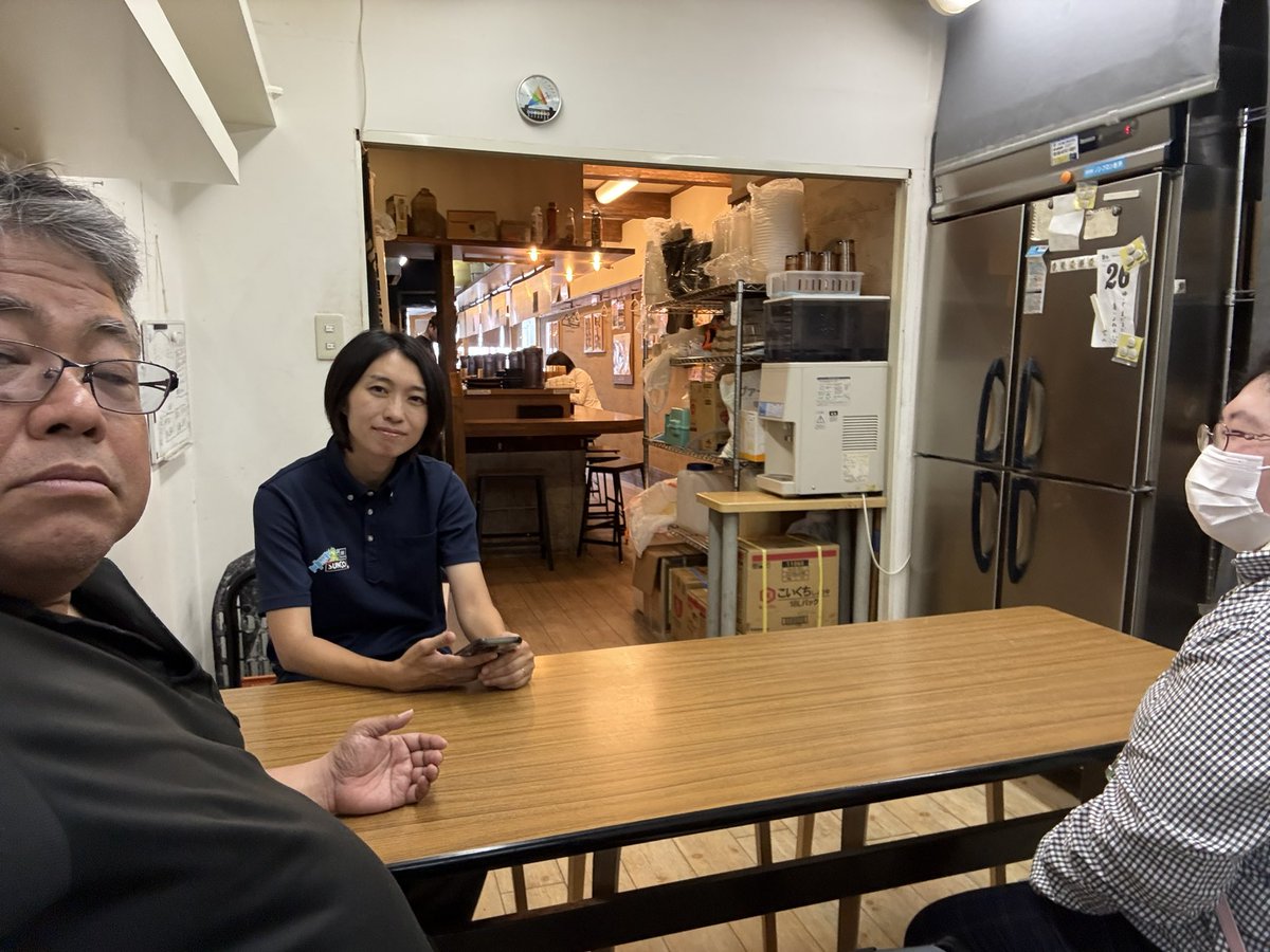 w_higa's tweet photo. 昨日(6/3)のリアルランチ
■ 【小若江・近大通り】つけ麺いろは
バラチャーシュー明太子つけ麺(1,600円)　
からあげトッピング(300円)
近大通りのつけ麺専門店「つけ麺いろは」へ行ってきました。ずっと気になっていた明太子メニューを食べるために。

明太子、つけ麺、バラチャーシュー、さらにからあげトッピング。
53歳の編集長前田的には「もう今日は晩ごはんを食べない」という強い意志表示です。麺は並・大・特まで同額。追い飯も無料。っていう学生フレンドリーなシステム。

新しい明太子の食べ方を体験できました。おいしかった。近大通りでおいしい麺を食べたければやっぱり「つけ麺いろは」。
「麺や清流」と並んで、東大阪、いや大阪府下でも別格の存在だと思っています。

なお、追い飯はお腹いっぱいで到達できず。
次回の課題とします。
〒577-0818 大阪府東大阪市小若江２丁目２−４
https://t.co/weceCV20Gw

#higao