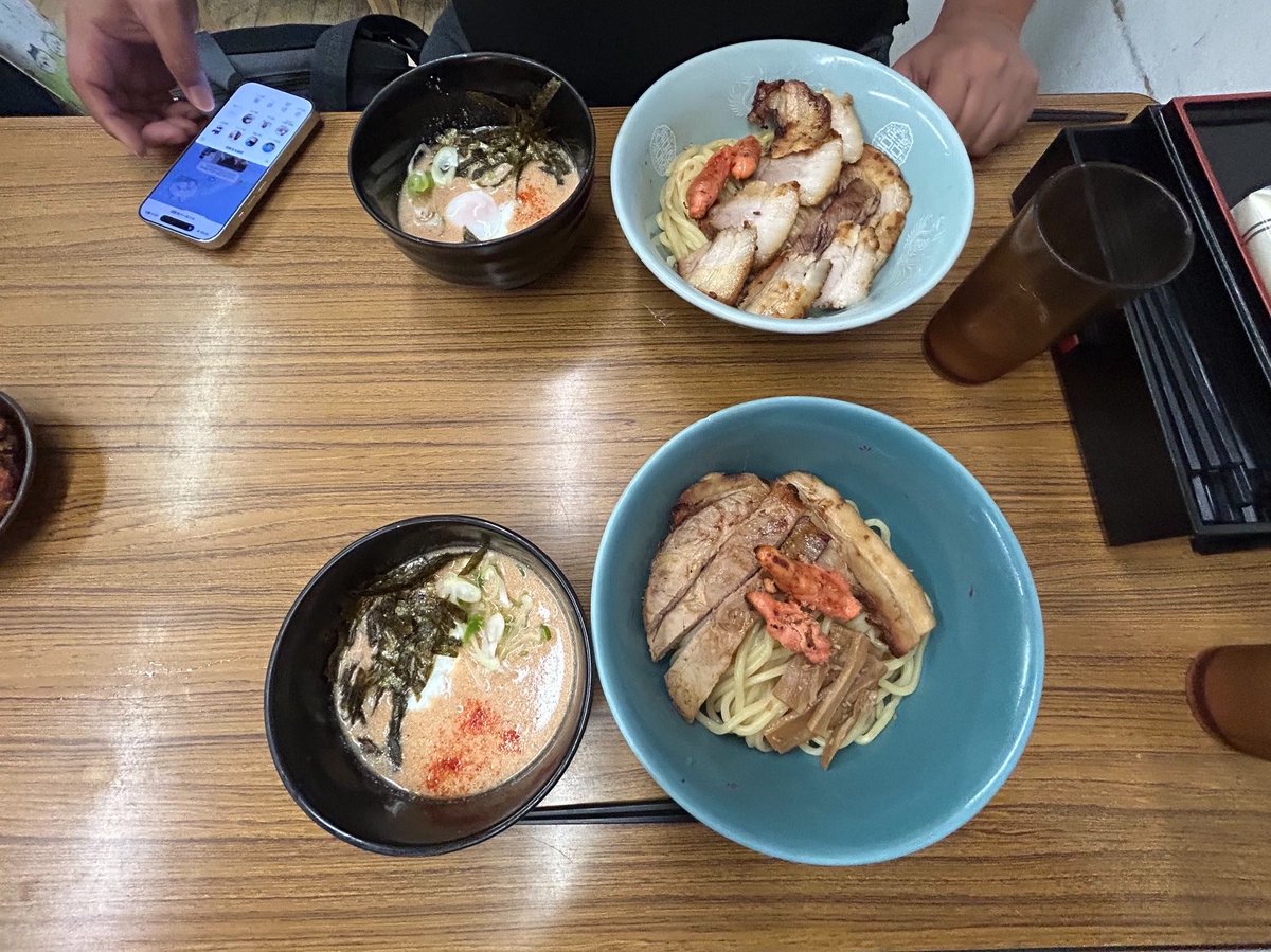 w_higa's tweet photo. 昨日(6/3)のリアルランチ
■ 【小若江・近大通り】つけ麺いろは
バラチャーシュー明太子つけ麺(1,600円)　
からあげトッピング(300円)
近大通りのつけ麺専門店「つけ麺いろは」へ行ってきました。ずっと気になっていた明太子メニューを食べるために。

明太子、つけ麺、バラチャーシュー、さらにからあげトッピング。
53歳の編集長前田的には「もう今日は晩ごはんを食べない」という強い意志表示です。麺は並・大・特まで同額。追い飯も無料。っていう学生フレンドリーなシステム。

新しい明太子の食べ方を体験できました。おいしかった。近大通りでおいしい麺を食べたければやっぱり「つけ麺いろは」。
「麺や清流」と並んで、東大阪、いや大阪府下でも別格の存在だと思っています。

なお、追い飯はお腹いっぱいで到達できず。
次回の課題とします。
〒577-0818 大阪府東大阪市小若江２丁目２−４
https://t.co/weceCV20Gw

#higao