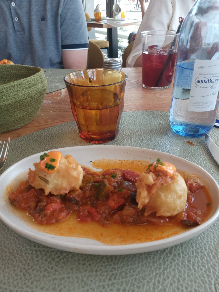 mpMONRO's tweet photo. Mayo final con un cumple muy familiar en el remodelado café Cervantes espléndido plato de buñuelos de bacalao y contundente duelo y quebrantos ensayos coro y próxima coral en el bernabeu https://t.co/nT90MB9HQy