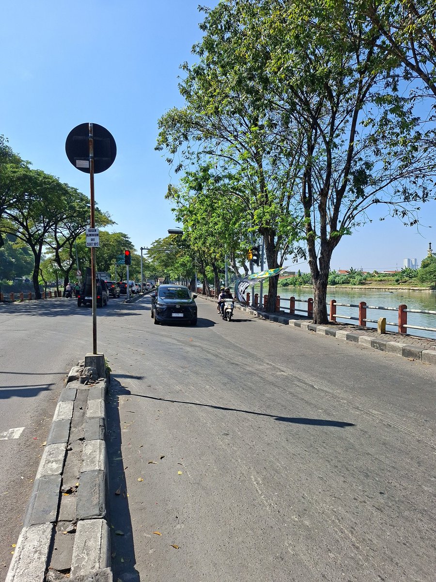 akbarananda's tweet photo. Umbul-umbul yang berkibar ke jalan raya begini bikin bahaya. Mau nyebrang jadi susah. Selain itu memblok view pengguna jalan lain yang lewat di jalan itu. Lokasi Jogoloyo-Gunungsari. @e100ss https://t.co/BrCJEhfiLI