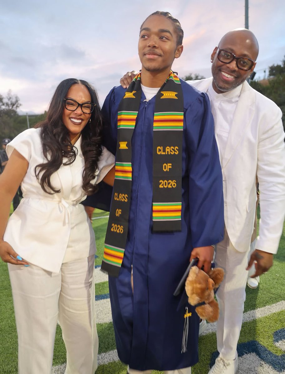 wavecheckers's tweet photo. Omar Epps at his son’s High School Graduation 🎓👏🏽 https://t.co/qEPhNBomSG