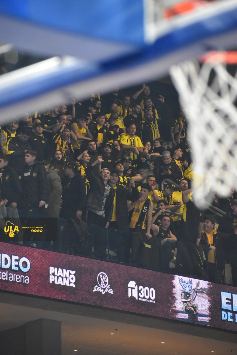 URUGUAYLATECAP's tweet photo. ⭐️ ¡ ＧＡＮＯ ＰＥÑＡＲＯＬ ! ⭐️
⠀
🟡⚫️ @BasketCAPuy 9️⃣9️⃣ - 8️⃣2️⃣ Aguada 🔴🟢
⠀
La primera Final, adentro. En un segundo tiempo casi perfecto, Peñarol se llevó con autoridad un partido duro contra un buen rival, a no engañarse con lo que mostraron hoy. La noche consagratoria de Skyler Hogan, sin lugar a dudas, un animal suelto en el Antel Arena; pero hay que destacar también al capitán Emiliano Serres, colocando puntos clave en momentos importantes del juego; y a Norris Cole, que con la imposible tarea de ocupar el lugar de Santiago Véscovi, tuvo un rendimiento sólido.

Próximo martes en el Palacio, el Aurinegro y su gente vuelven a encontrarse, y en qué momento, para el Juego 2 de la serie.
⠀
Líderes finales:
🏀 Skyler Hogan: 33 puntos
🏀 Emiliano Serres: 10 rebotes
🏀 Norris Cole: 6 asistencias
⠀
📸 @RRLmarketing19
⠀
#UruguayLateAurinegro
#SiempreATuLado