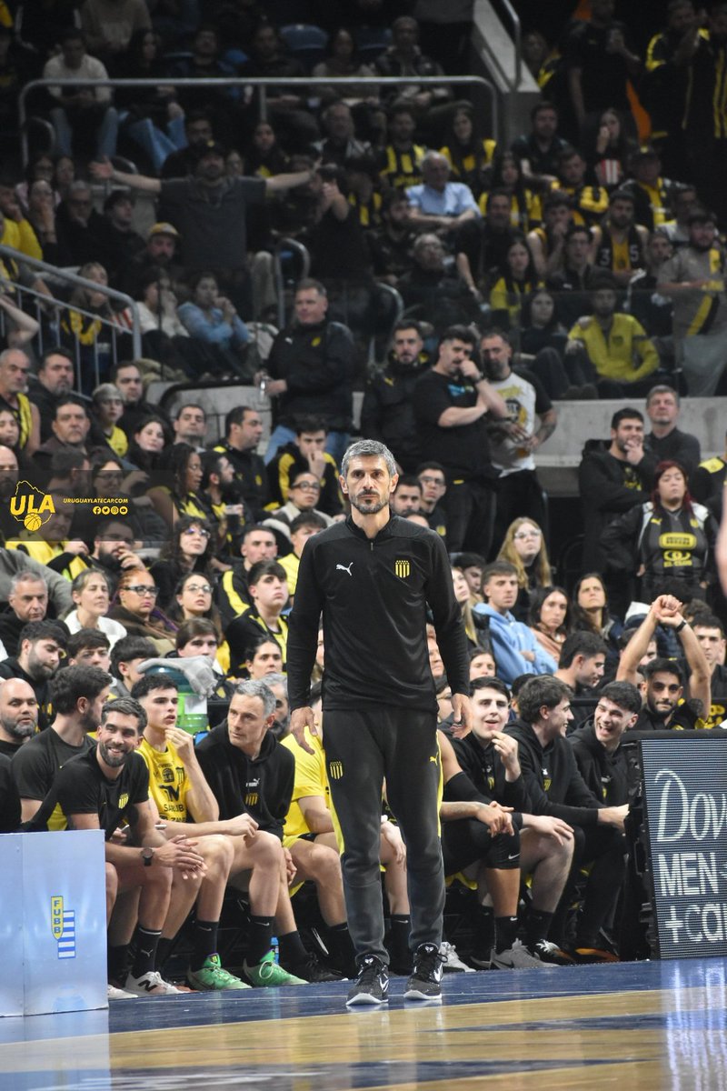 URUGUAYLATECAP's tweet photo. ⭐️ ¡ ＧＡＮＯ ＰＥÑＡＲＯＬ ! ⭐️
⠀
🟡⚫️ @BasketCAPuy 9️⃣9️⃣ - 8️⃣2️⃣ Aguada 🔴🟢
⠀
La primera Final, adentro. En un segundo tiempo casi perfecto, Peñarol se llevó con autoridad un partido duro contra un buen rival, a no engañarse con lo que mostraron hoy. La noche consagratoria de Skyler Hogan, sin lugar a dudas, un animal suelto en el Antel Arena; pero hay que destacar también al capitán Emiliano Serres, colocando puntos clave en momentos importantes del juego; y a Norris Cole, que con la imposible tarea de ocupar el lugar de Santiago Véscovi, tuvo un rendimiento sólido.

Próximo martes en el Palacio, el Aurinegro y su gente vuelven a encontrarse, y en qué momento, para el Juego 2 de la serie.
⠀
Líderes finales:
🏀 Skyler Hogan: 33 puntos
🏀 Emiliano Serres: 10 rebotes
🏀 Norris Cole: 6 asistencias
⠀
📸 @RRLmarketing19
⠀
#UruguayLateAurinegro
#SiempreATuLado