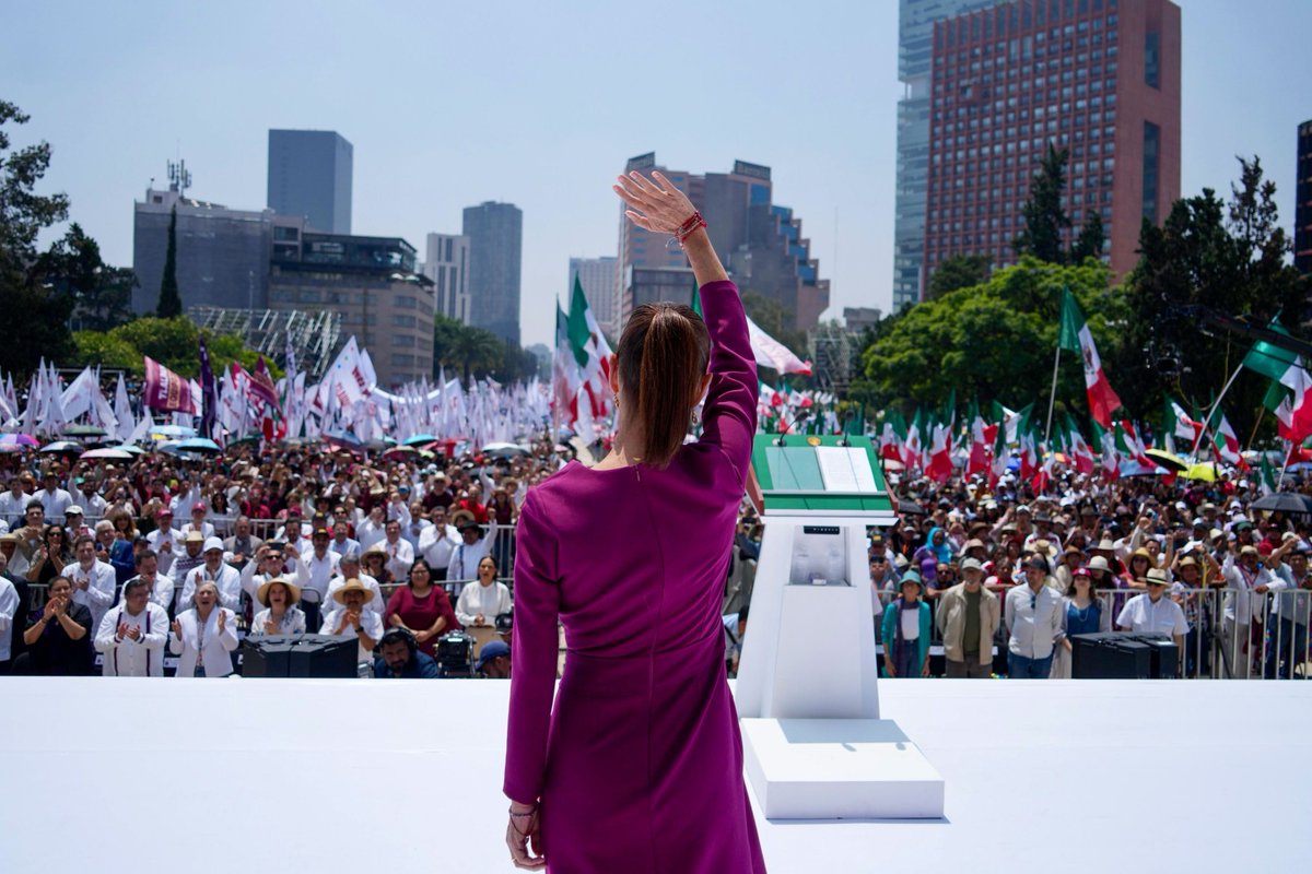 ElSabuesoAP's tweet photo. #VerificaciónViral | Claudia Sheinbaum presentó su informe por los dos años de su triunfo electoral con datos sobre empleo, salarios, Pemex e inversión.

El Sabueso revisó las cifras y encontró 9 afirmaciones engañosas, discutibles e inexactas. Va hilo con algunos de los datos clave. 🐶⬇️ 
https://t.co/fl4UdcY35k
