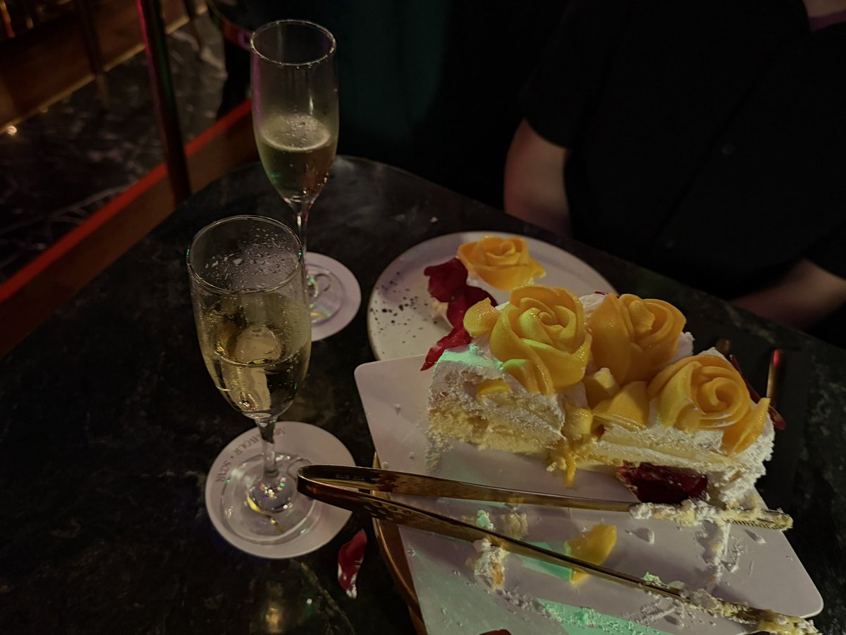 achingpetals's tweet photo. girl dessert (a glass of champagne, some mango cake) https://t.co/alp8y33xBs
