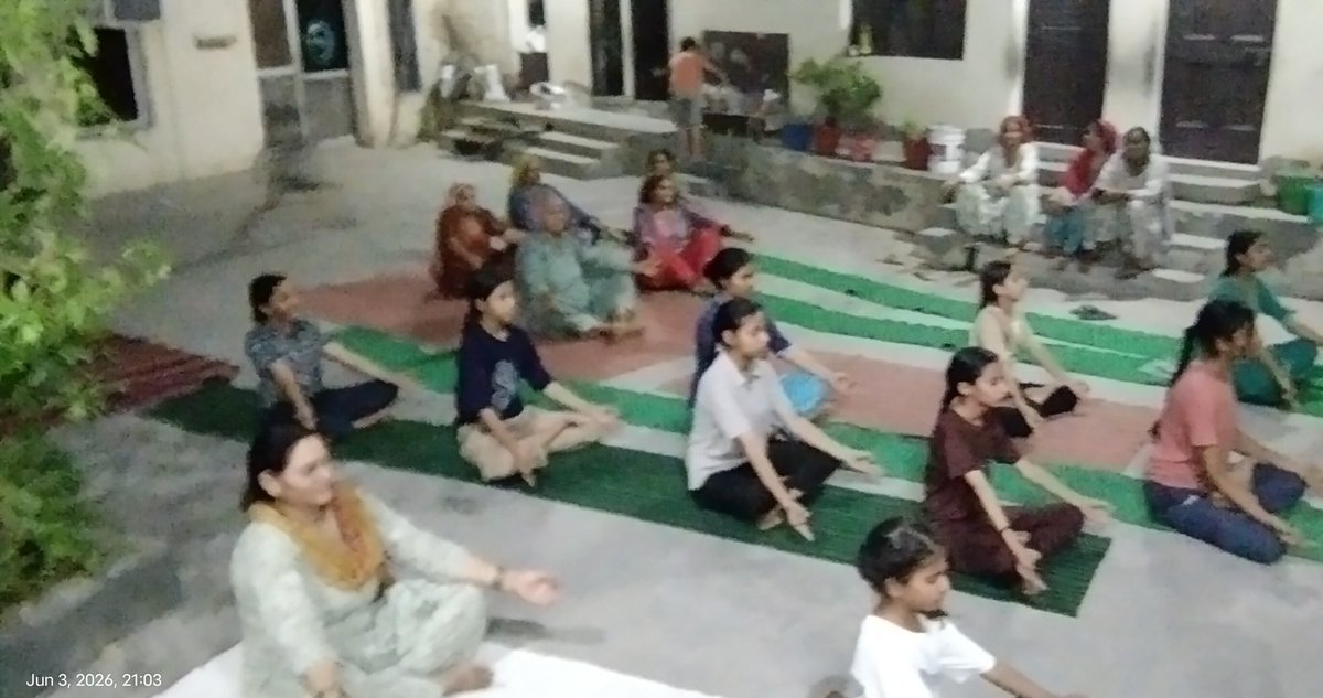 Muskan_jangra7's tweet photo. शोर भरी दुनिया में... मौन का अभ्यास है योग। 🤫🧘♀️
भीड़ में खुद को खोने से बेहतर है, एकांत में खुद को पाना।
सांस अंदर, तनाव बाहर। बस इतना ही तो है! ✨
#MentalHealth #YogaPeace #InnerPeace #CMDiYogshala @KamleshMSU
#Sangrur https://t.co/jRnrkdc5N5