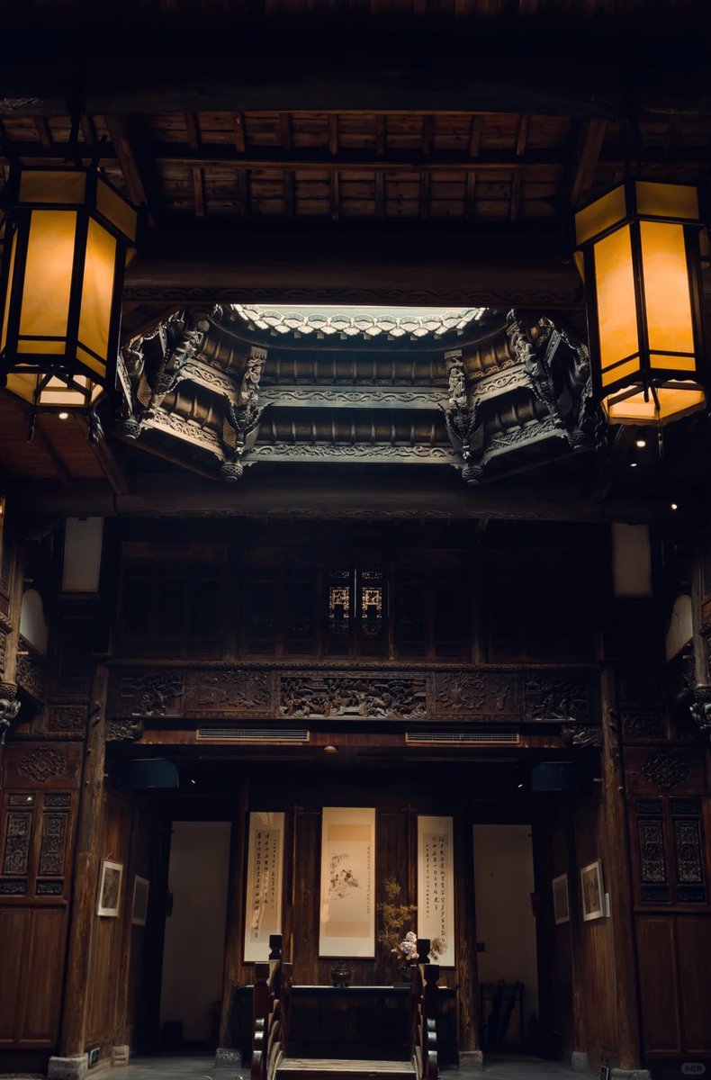 Read_China_'s tweet photo. 瞻园📍大隐隐于市
#瞻园 #郑州 #郑州周末好去处 
摄影不必远赴江南， 在郑州的山野间， 竟藏着这样一方中式幽境。 青瓦覆着岁月，白墙映着天光， 马头墙的弧线，勾勒出江南的温婉， 雕梁木刻间，藏着百年的时光沉淀。 

步入园中， 曲廊蜿蜒，移步换景， 风穿过花窗，携来草木清香， 天井漏下的光影，在青砖上缓缓游走。 一池静水，映着亭台檐角， 锦鲤轻摆，搅碎满池云影， 没有喧嚣，没有纷扰， 只有古建的沉静，与自然的温柔相拥。 一砖一瓦，皆是岁月落笔， 一亭一榭，尽是中式风雅。 

漫步其间，心也慢慢沉静， 仿佛穿越了时光， 遇见了藏在中原大地上的，诗意江南。 于喧嚣都市外， 寻一处古园静谧， 听风，赏景，慢度时光， 便是人间最安稳的欢喜。