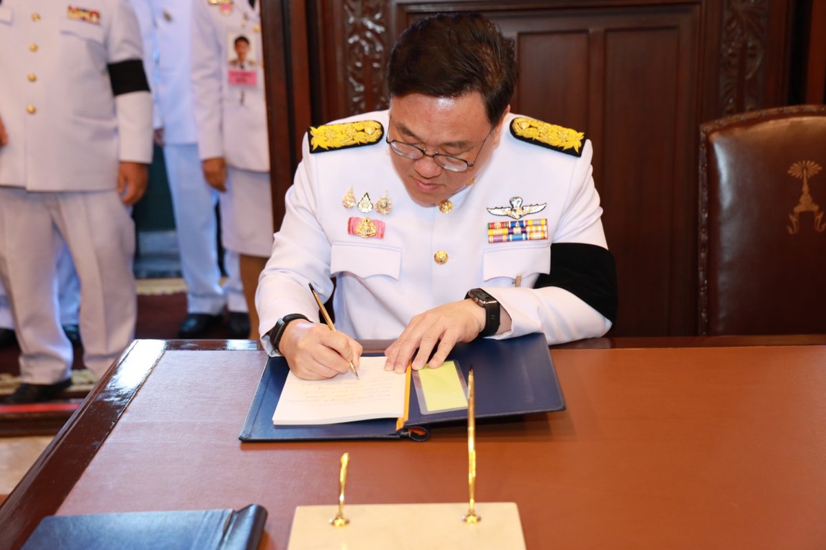 thaiMOL's tweet photo. รมว.จุลพันธ์ ร่วมลงนามถวายพระพร เนื่องในโอกาสพระราชพิธีมหามงคลเฉลิมพระชนมพรรษา 4 รอบ สมเด็จพระนางเจ้าฯ พระบรมราชินี 3 มิถุนายน 2569 https://t.co/DTtoubGxYm