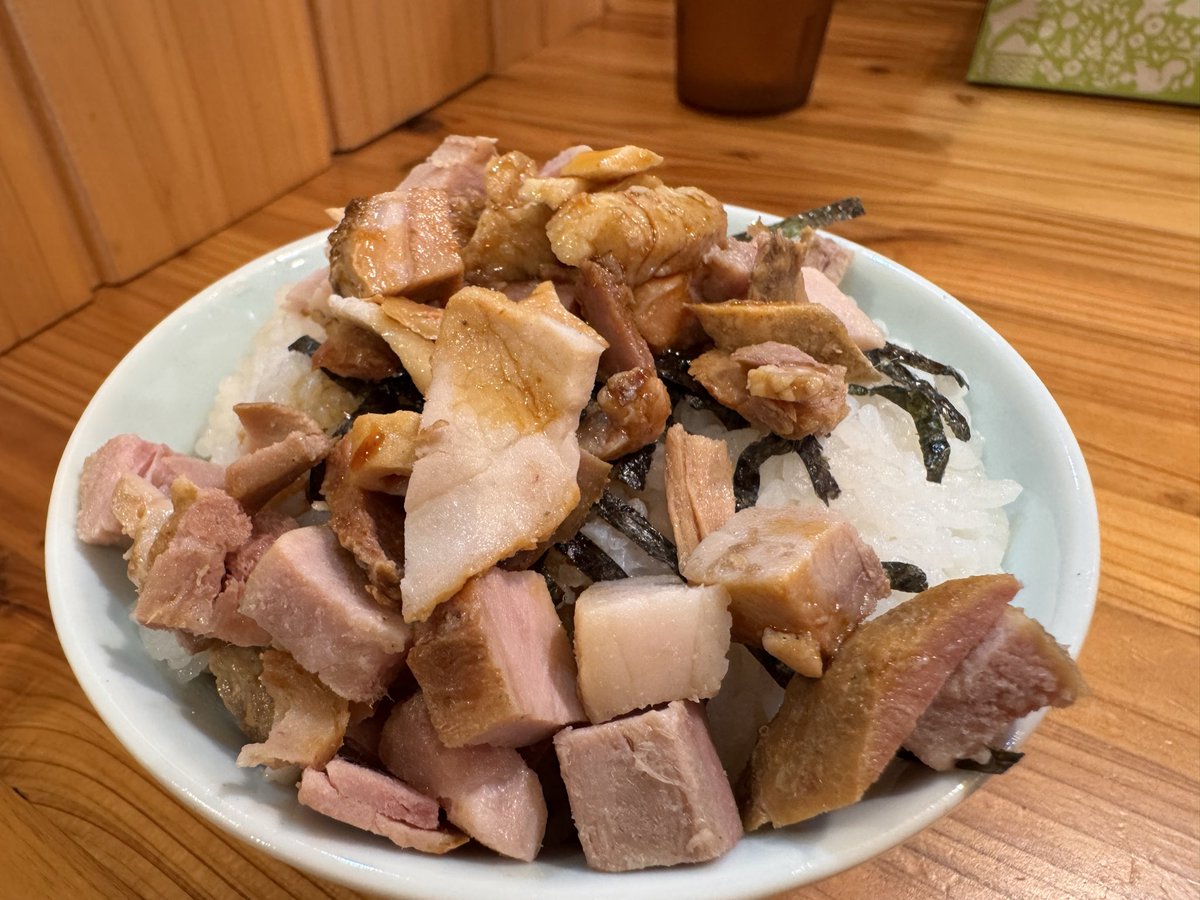 _ken_uc_'s tweet photo. 王道家の派生の富山家🍜
いまさらながらそもそも家系ラーメンは好きじゃないらしいってことがわかった笑
醤油強いし後半クドくて食べれなかった…
なにより開店前に店員がラーメン食べてたけど立ち食い＋肘つきながら食べてて幻滅した🙄
ご馳走様でした👋ｻﾖﾅﾗ https://t.co/RgqaXuCa1X