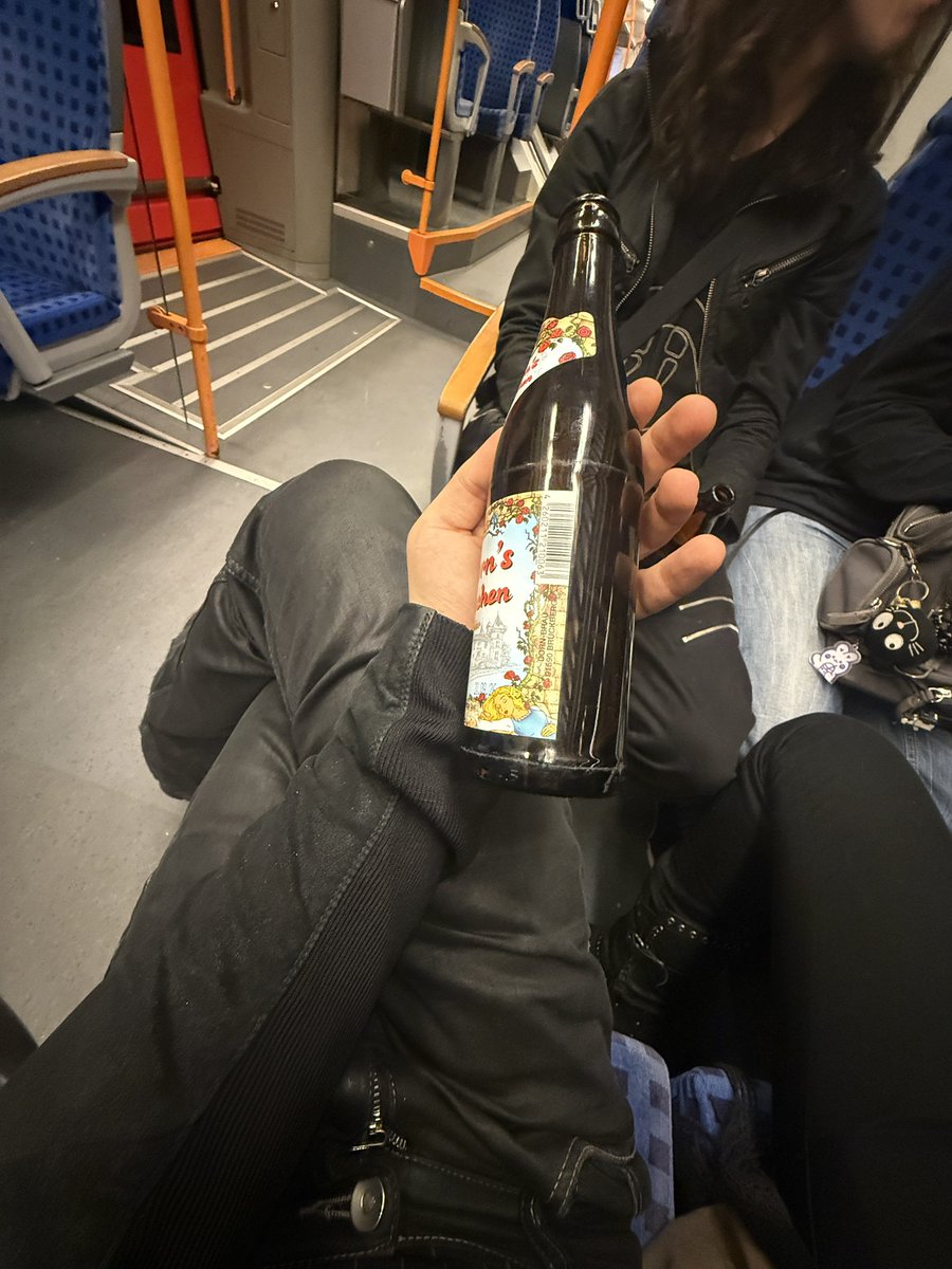 1basedman1's tweet photo. Jetzt wieder aufm meow aufs Dorf mit @da1111an https://t.co/Tw4DxbbYnS