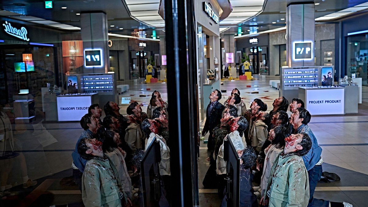 WatchmenID's tweet photo. Nah yang bikin makin rusuh tu adalah zombienya lebih NGESELIN dari zombienya ‘Train to Busan’ yang udah agresif banget juga. Zombie di sini adalah satu kesatuan (hive mind) dan mereka BISA BELAJAR.

Jadi seiring berjalannya waktu, zombie-zombie ini jadi makin pinter dan serangannyapun semakin terstruktur.