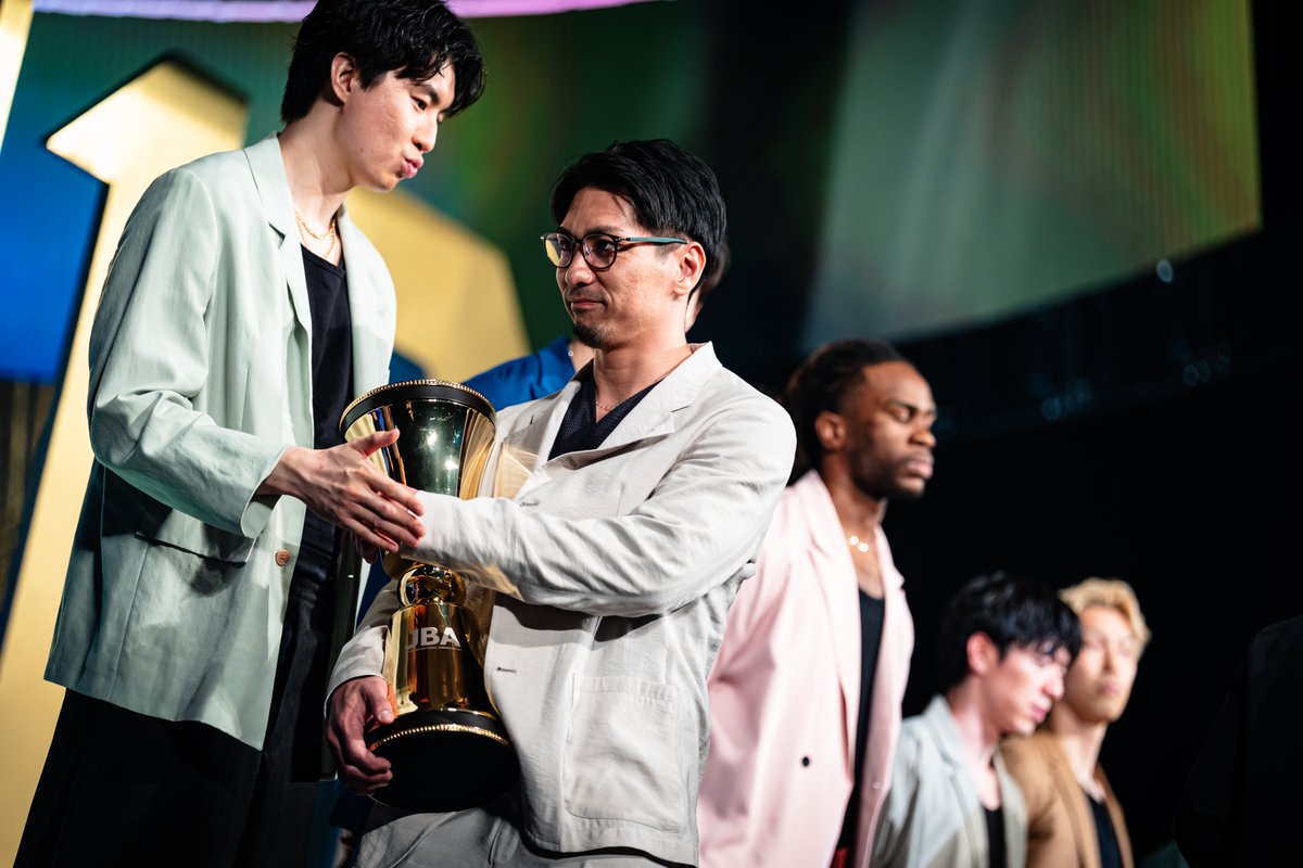 TVGweb's tweet photo. 5/29開催
「B.LEAGUE
AWARD SHOW 2025-26」

今期のBリーグ各賞が表彰🏆
＆TEAMらがプレゼンターに🏀

優勝クラブ 長崎ヴェルカ
狩俣昌也がチームに感謝✨
「いいメンバーとバスケができた」

MVP D.J・ニュービルは喜びの涙
「『D.J・ニュービル』という力に…」

https://t.co/0HrZysFON0

#Bリーグ https://t.co/I79466XrXJ