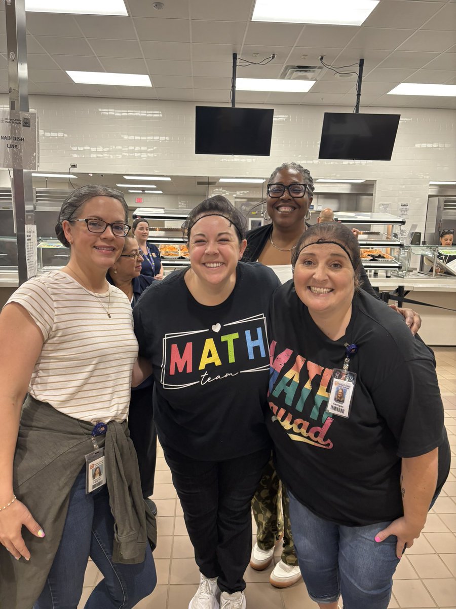 K5MathOCPS's tweet photo. Today, the EMT had the privilege of serving all of our amazing administrators and district leaders both breakfast and lunch. Over 1000 people served, and many received songs, dances, and jokes along with their delicious food. Hairnet chic was the theme of our day! https://t.co/UJakAxtxWh