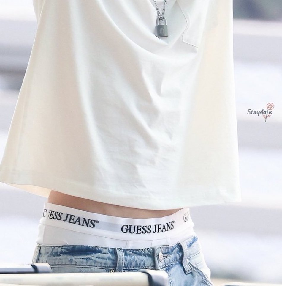 felixsaturnn's tweet photo. o hyunjin NÃO esqueceu o cinto ele saiu assim por dois motivos:
publi pra guess
exibicionismo https://t.co/fLehDUSkFk