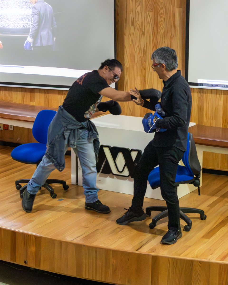 uamxoficial's tweet photo. En el marco de Ecos de la Sociología, el Dr. Alfonso L.z y el Dr. Israel P. protagonizaron un combate  académico que, más que un enfrentamiento, se convirtió en un espacio de reflexión sobre algunos de los desafíos de la sociedad contemporánea.
#UAMXochimilco #DebateAcadémico https://t.co/KuQLJPNbBl