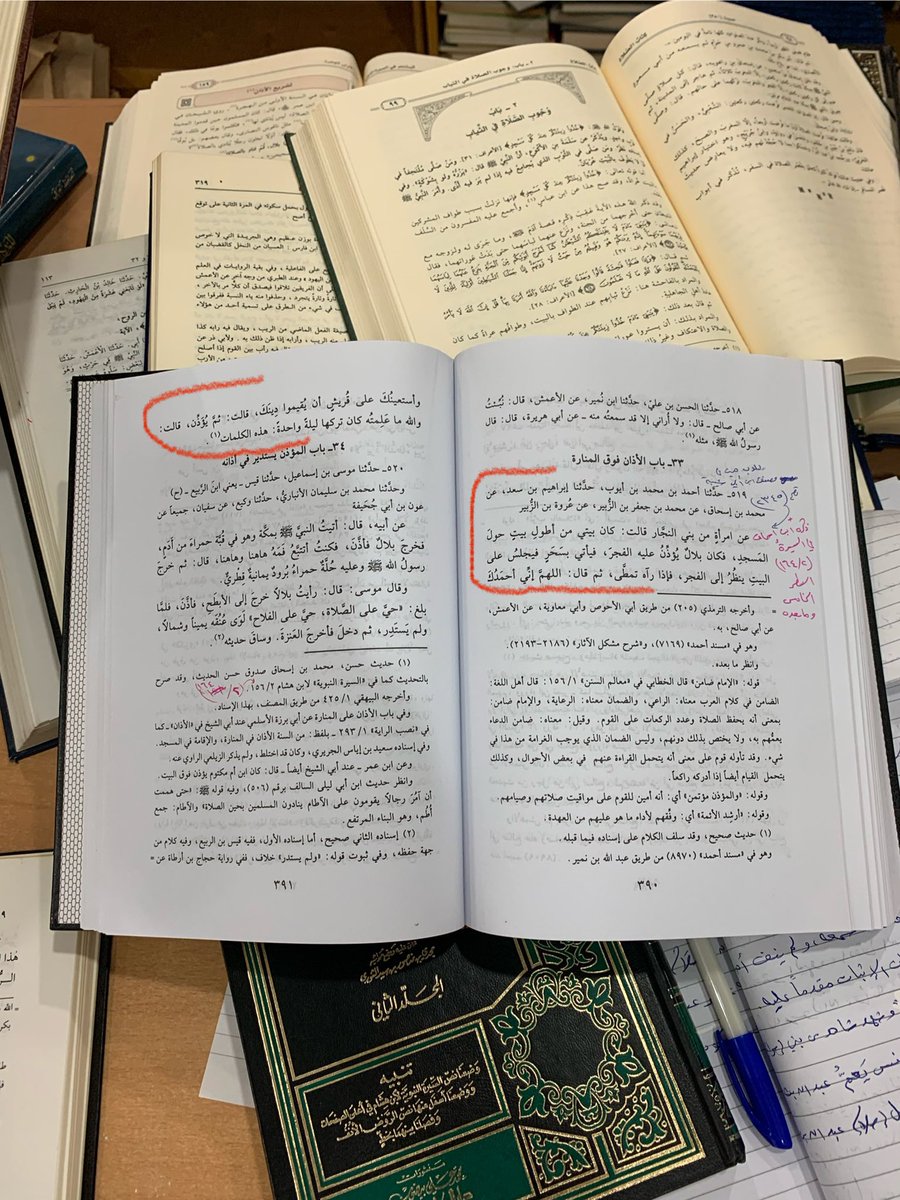 Mr3azmi's tweet photo. • متى بُني الـمسجد النبوي ؟؟ :

اشْتَهَر في كتب السِّيَر والمغازي : أنَّ أول عملٍ قام به رسول الله ﷺ بعد هجرته واستقراره في #المدينة النبوية هو : بناء مسجده النبوي الشريف ، وهذا فيه نظر .

• والذي يظهر أنَّ رسول الله ﷺ بَنى مسجده النبوي الشريف في أواخر السنة الأولى من #الهجرة ، وهذه أبزر الأدلة على ذلك :

١- ذكر ابن إسحاق أن أسعد بن زُرارة رضي الله عنه تُوفي ومسجد رسول الله ﷺ يُبنى ، وكانت وفاته رضي الله عنه على رأس تسعة أشهر من #الهجرة .

ذكر ابن إسحاق - كما في سيرة ابن هشام ( ٢ / ٨٥ ) - أسماء مَن شهد بيعة العقبة الثانية من الأنصار ، فقال : وأسعد بن زُرارة بن عُدَس بن عُبيد بن ثعلبة بن غَنْم بن مالك بن النَّجَّار ، نقيبٌ ، مات قبل بدر ومسجد رسول الله ﷺ يُبنى .

وقال ابن إسحاق في موضع آخر - كما في سيرة ابن هشام ( ٢ / ١٦٠ ) - : وهَلَكَ في تلك الأشهر أبو أُمامة أسعد بن زُرارة رضي الله عنه والـمسجد يُبنى .

• وقال ابن سعد في طبقاته ( ٣ / ٣٠٩ ) : أخبرنا محمد بن عمر - وهو الواقدي - قال : أخبرنا عبد الرحمن بن أبي الرَّجال ، قال : مات أسعد بن زُرارة رضي الله عنه في شوال على رأس تسعة أشهر من الهجرة .

• قال الحافظ ابن رجب في فتح الباري ( ١ / ٣١٨ ) : وهذا يدل على أنَّ بناء المسجد لم يتم إلا بعد تسعة أشهر من الهجرة .

٢- أنَّ بلال بن رباح رضي الله عنه كان يُؤذن فوق بيت امرأة من #الأنصار ، وهي النَّوار بنت مالك النَّجَّارية أم زيد بن ثابت رضي الله عنهما ، وذلك قبل أن يُبنى الـمسجد النبوي ، فلما بُني الـمسجد النبوي أذَّن فوقه وترك بيت هذه المرأة الأنصارية رضي الله عنها ، ويدل ذلك أيضاً على أنَّ الأذان شُرِعَ قبل بناء الـمسجد النبوي .

• روى ابن إسحاق - كما في سيرة ابن هشام ( ٢ / ١٦٤ ) - وأبو داود في سُننه - رقم الحديث ( ٥١٩ ) بسند حسن عن امرأة من بَني النَّجَّار ، قالت : كان بيتي من أطول بيتٍ حول المسجد ، فكان بلالٌ يُؤذِّنُ عليه الفجر ، فيأتي بِسَحَرٍ فيجلس على البيتِ ينظُرُ إلى الفجر ، فإذا رآه تَمَطَّى ، ثم قال : اللهم إنى أحمدُكَ وأستعينُكَ على قريشٍ أن يُقيموا دِينَكَ ، قالت : ثم يُؤذِّن ، قالت : والله ما علمته كان تركها ليلةً واحدةً هذه الكلمات .

• قلتُ : قولها : كان بيتي من أطول بيتٍ حول المسجد : يعنى موضع المسجد النبوي وذلك قبل بناءه .

• ويدل على ذلك ما رواه ابن سعد في طبقاته ( ٨ / ٤٤٤ ) - عنها رضي الله عنها ، قالت : كان بيتي أطول بيتٍ حول المسجد ، فكان بلال يُؤذِّنُ فوقه من أول ما أَذَّن إلى أن بَنى رسول الله ﷺ مسجده ، فكان يُؤذن بعدُ على ظهر المسجد ، وقد رُفع له شيء فوق ظهره.

٣- ذكر ابن سعد في طبقاته ( ١ / ١١٤ ) : أن رسول الله ﷺ أقام في بيت أبي أيوب الأنصاري سبعة أشهر حتى بُني المسجد ومسكنه ﷺ .

٤- وروى الإمام البخاري في صحيحه - رقم الحديث ( ٢٣٤ ) ( ٤٢٩ ) عن أنس بن مالك رضي الله عنه ، قال : كان النبي ﷺ يُصلي قبل أن يُبنى المسجد في مرابض الغنم .

قال الحافظ ابن رجب في فتح الباري ( ٢ / ٣٢٣ ) : وإنما ترك الصلاة في مرابض الغنم بعد بناء المسجد ، لاستغنائه عنها بالمسجد لا لنسخ الصلاة فيها ، فإنه رُوي عنه أنه أَذِنَ في ذلك ، ففي صحيح مسلم عن جابر بن سَمُرَة رضي الله عنه : أنَّ رجلاً قال للنبي ﷺ : أُصلي في مرابض الغنم ؟؟

قال : " نعم " ، قال : أُصلي في مبارك الإبل ؟؟

قال : " لا " .

قلتُ : ودَلَّ حديث أنس رضي الله عنه أن صلاة النبي ﷺ في مرابض الغنم - وقد يكون بالمسلمين أيضاً - كان مدة من الزمن ، ولذلك نُقِلَ ذلك واشْتَهَر ، وكان ذلك بعد الهجرة ، لأن أنساً رضي الله عنه لم يلقَ رسول الله ﷺ إلا بعد الهجرة ، وفي هذا دلالة على تأخر بناء مسجده النبوي ﷺ ، والله أعلم .

#تهذيب_سيرة_ابن_هشام