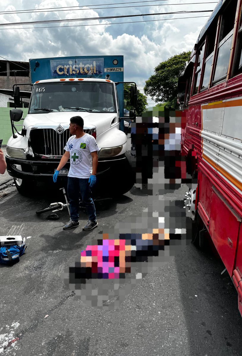 RED_Informa_SV's tweet photo. #AlertaSV || Un niño de 13 años murió, esta tarde, sobre la calle El Amate de la colonia Bosques de Prusia, en #Soyapango.
Según testigos, el menor iba en su bicicleta e intentó pasar entre un camión repartidor de agua y un bus de la ruta 7C, pero este último lo impactó. https://t.co/Pf7TUMVPqy