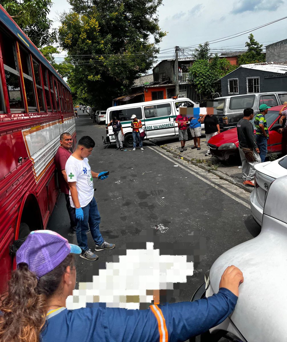 RED_Informa_SV's tweet photo. #AlertaSV || Un niño de 13 años murió, esta tarde, sobre la calle El Amate de la colonia Bosques de Prusia, en #Soyapango.
Según testigos, el menor iba en su bicicleta e intentó pasar entre un camión repartidor de agua y un bus de la ruta 7C, pero este último lo impactó. https://t.co/Pf7TUMVPqy