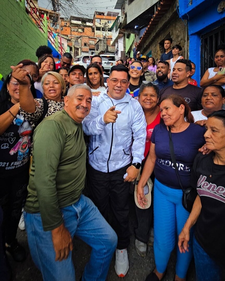 OrinocoTribune's tweet photo. PHOTO OF THE DAY 📸
Credit: @nahumjfernandez
Nahum Fernández, the Head of Government of Caracas, visiting a community in Petare.
#chavismo #comuna #calles #pueblo #venezuela #antiimperialism https://t.co/7mdTJ81DKM https://t.co/ryv7qucMW2