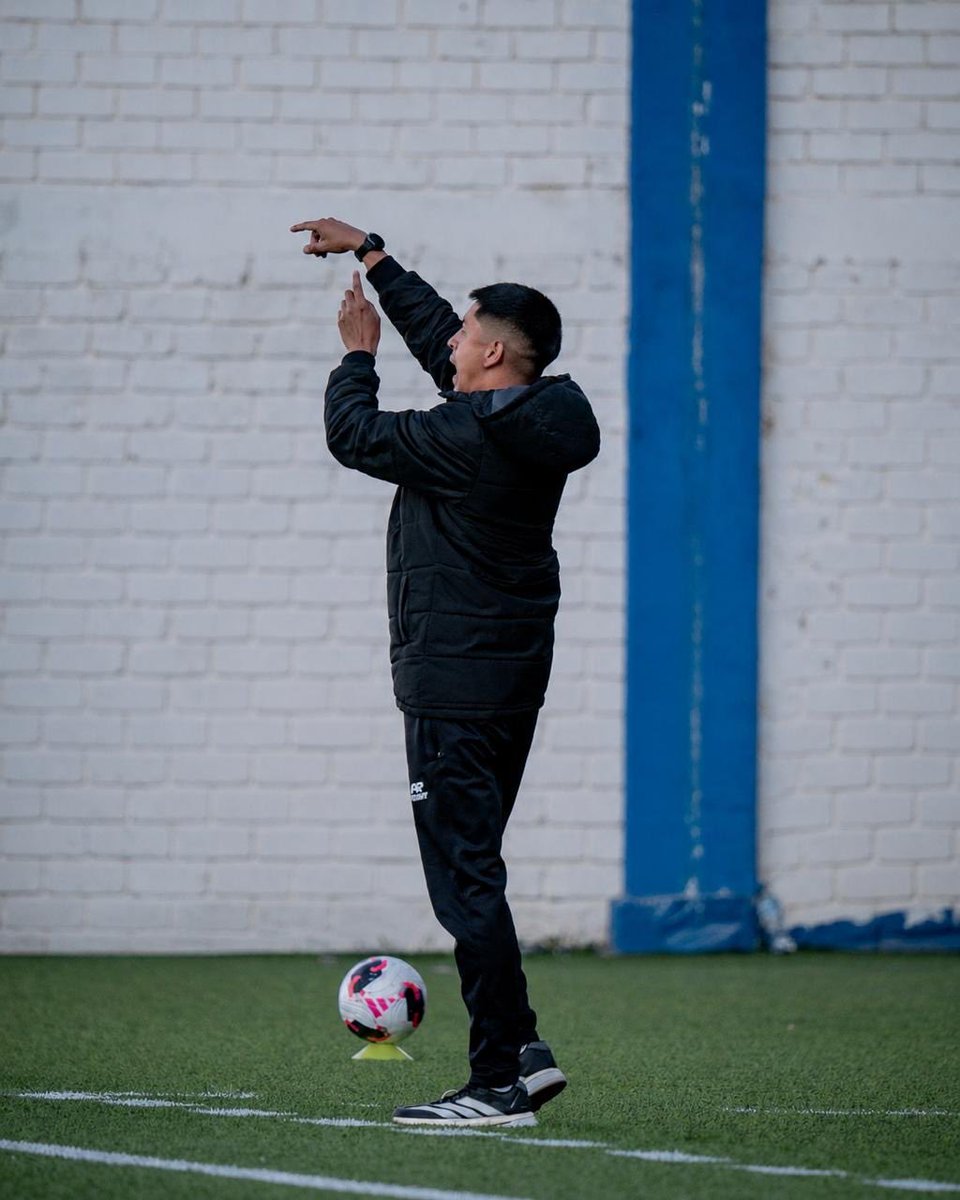 Elmoralesb's tweet photo. Muy feliz de andar mis primeros pasos dirigiendo en el fútbol profesional. Agradecido siempre y dispuesto.

“Como abrir el pecho y sacar el alma” https://t.co/ANcFoGMBVV