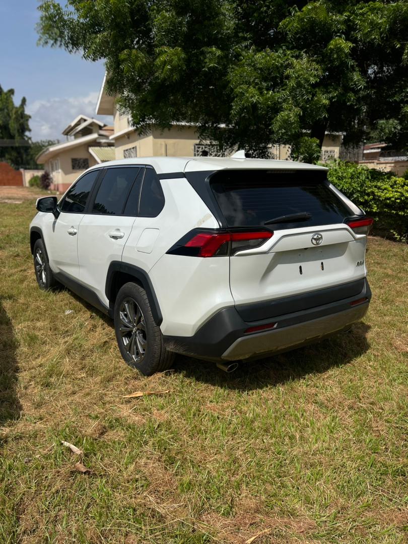 DrivePlugGH's tweet photo. 2023 Toyota RAV4 🔥 2.0L | Fresh Import | FWD | 400K–450K

 🔥 2.0L CVT, FWD, reverse camera, parking sensors, fabric interior, fuel efficient city SUV. Fresh import, clean condition 🇬🇭
💰 Price: 400,000 – 450,000 GHS
📲 DM for viewing &amp; serious deals. https://t.co/7ZjLvww8FP