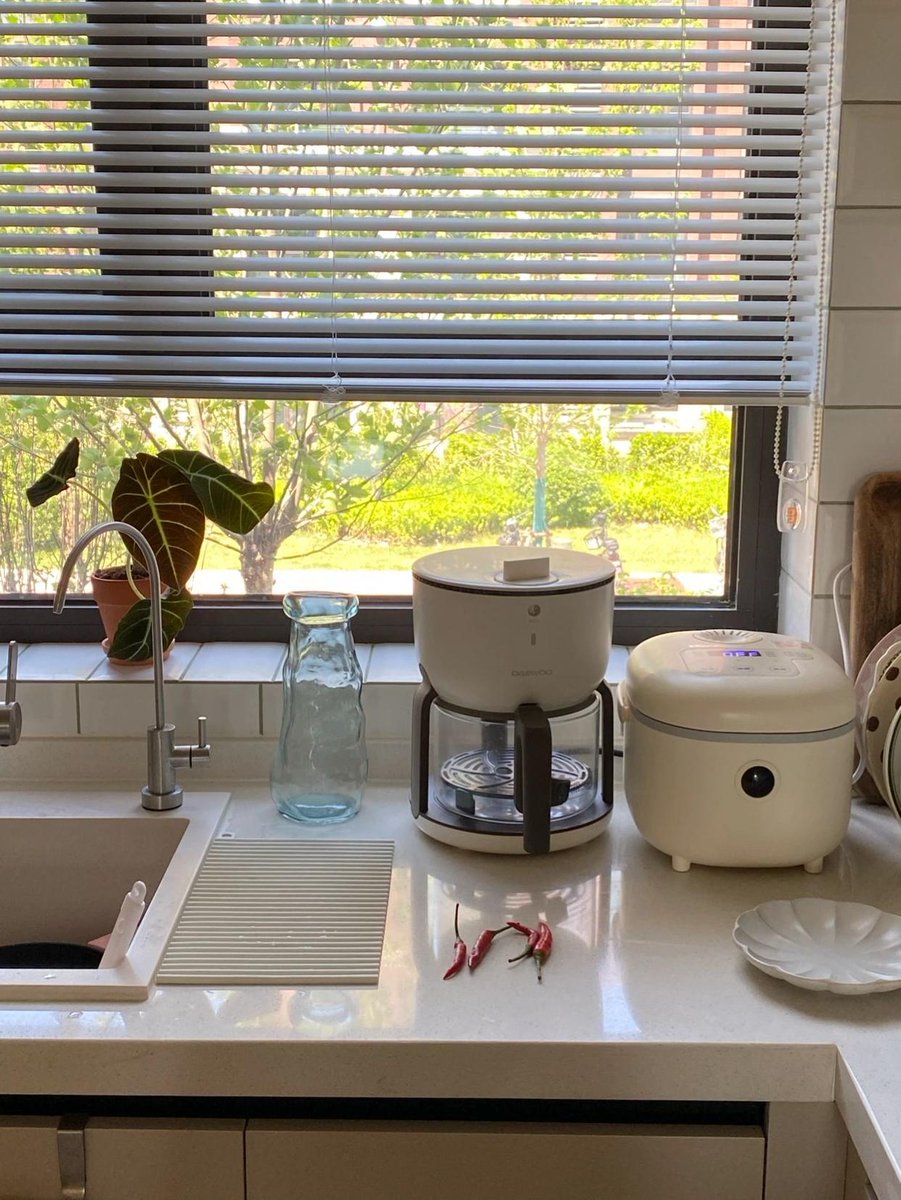 johnsmi80779601's tweet photo. Just found my hidden favorite snack behind the fridge after cleaning the kitchen today—small wins = big happiness! ， https://t.co/bjOkrbNTAK