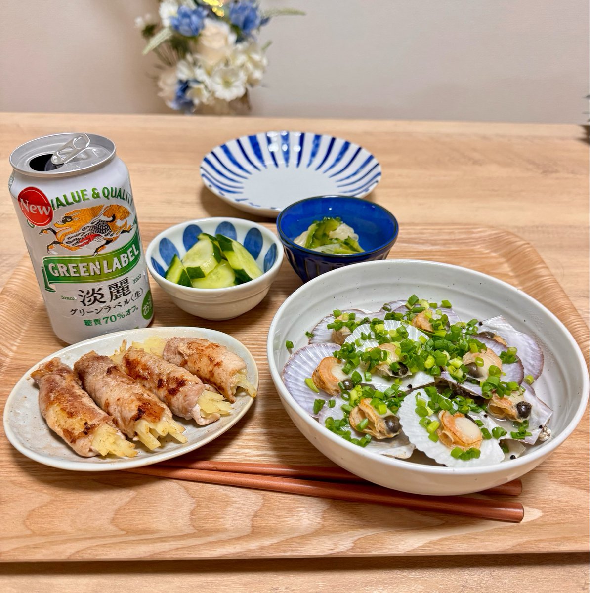 chipitan0215's tweet photo. 昨日の夜ごはん

新じゃがいもの豚巻き
ベビーホタテの酒蒸し
胡瓜のレモン漬け
ゴーヤと新玉ねぎの酢の物

#おうちごはん https://t.co/7flxM28G7g