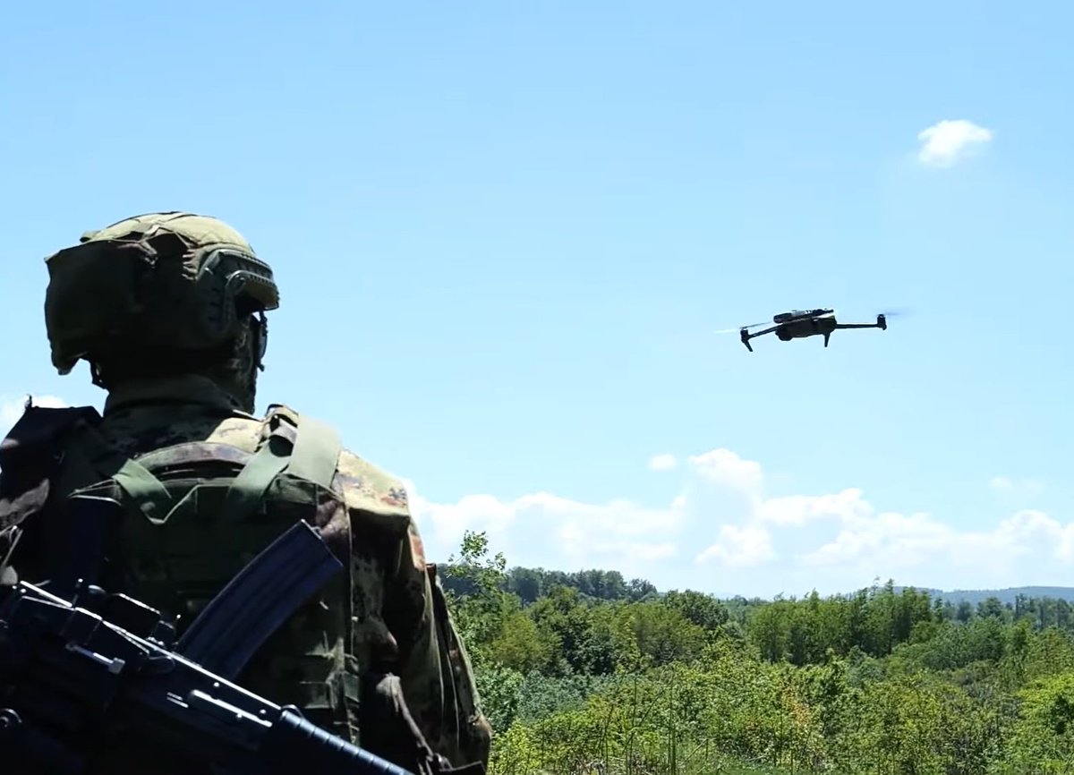 Lukai1861's tweet photo. #Serbia | Members of the Serbian 🇷🇸 Armed Forces have been observed conducting patrol activities in the Ground Safety Zone with Humvee armored vehicles armed with the Zastava M07 "Kojot" heavy machine gun in 12.7mm caliber. The units are supported by operators using drones for surveillance and patrol purposes.

As reported by local sources and Dunav Intel, in the past 7 months several alleged attacks against Serbian police and military units happened along the administrative line.

#Serbia #Kosovo #KZB #GroundSafetyZone #Humvee #ZastavaM07 #Kojot #Military #MilitaryNews #Defence #DefenceNews #Balkans #Srbija #KiM #KosovoiMrtohija #Belgrade #Beograd