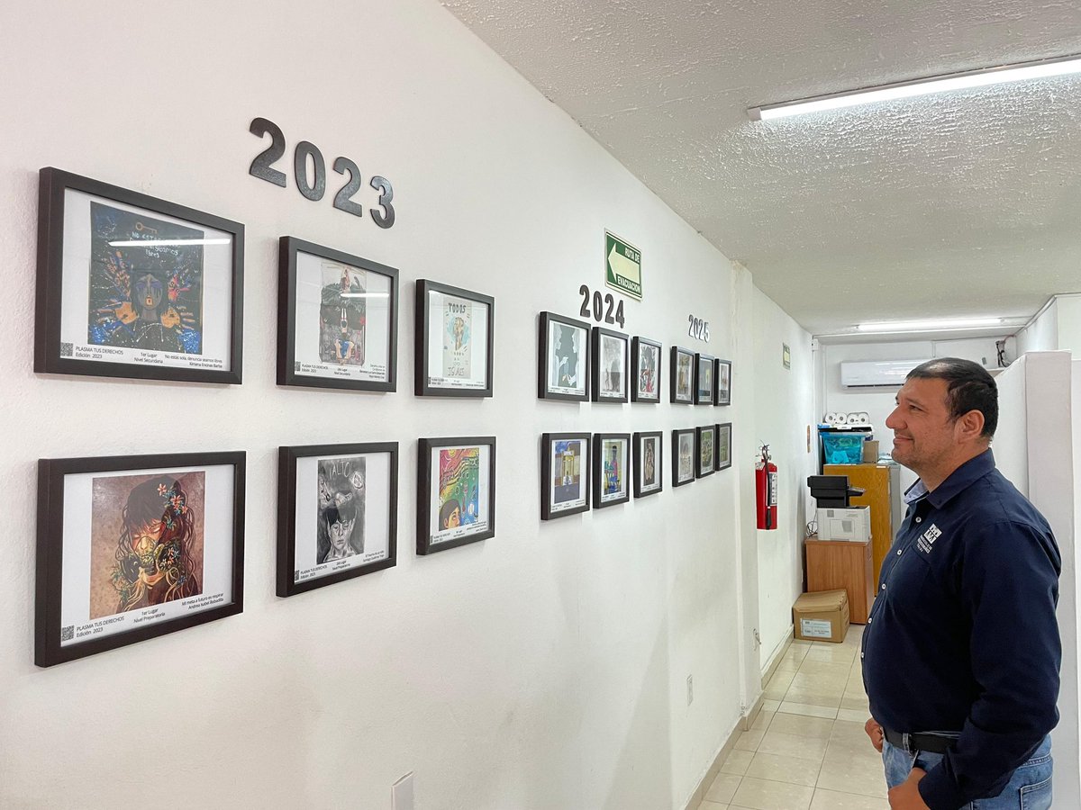 CEDHSinaloa's tweet photo. 📌 La oficina Regional Zona Sur de la #CEDHSinaloa inauguró la galería: “Plasma tus Derechos” en donde se exponen los dibujos galardonados de las distintas ediciones de este concurso, dirigido a la adolescencia y juventud de Sinaloa. https://t.co/Zk76io8vYE