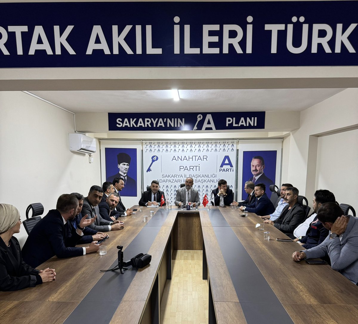 hakanyazctr's tweet photo. Anahtar Parti Sakarya ilçe başkanlarımız ile parti çalışmalarımız hakkında fikir alışverişi yaptığımız bir toplantı gerçekleştirdik.Tüm ilçe başkanlarımıza toplantımıza yaptıkları değerli katkılarından dolayı çok teşekkür ederim.
Var Olsun Teşkilat
#ikincisezon
@yavuzagiraliog
@nihal01
@tkeskinkilic
@anahtarparti 
@AnahtarSakarya