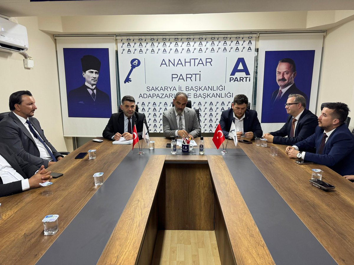 hakanyazctr's tweet photo. Anahtar Parti Sakarya ilçe başkanlarımız ile parti çalışmalarımız hakkında fikir alışverişi yaptığımız bir toplantı gerçekleştirdik.Tüm ilçe başkanlarımıza toplantımıza yaptıkları değerli katkılarından dolayı çok teşekkür ederim.
Var Olsun Teşkilat
#ikincisezon
@yavuzagiraliog
@nihal01
@tkeskinkilic
@anahtarparti 
@AnahtarSakarya