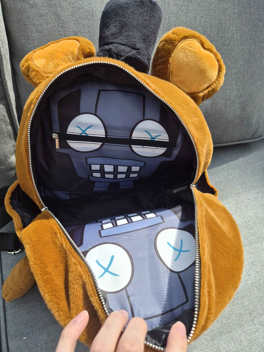 IshiiNiki's tweet photo. ホラーゲーム「Five Nights at Freddy’s」のクマのフレディ・ファズベアがモチーフのぬいぐるみリュックが(@hexbrand )から近々登場
フワフワもこもこかと思いきやリュックの裏地には『エンドスケルトン(ロボット内骨格)』がプリントされて,"FNAF感"も!
#FNAF https://t.co/tXHLorls9L