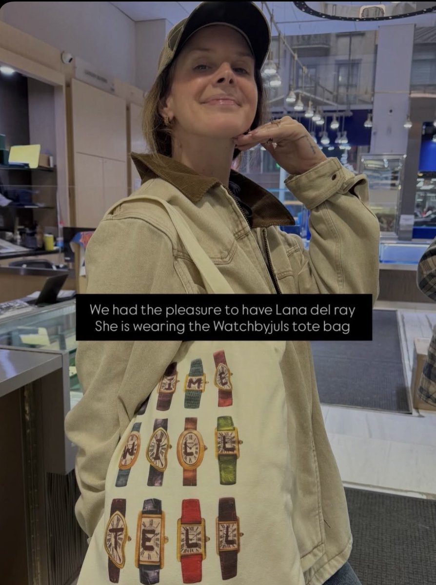 lanabrasil's tweet photo. Lana Del Rey ontem na “Ari's Luxury Watch”, em Nova York. https://t.co/Lll0tKqw36