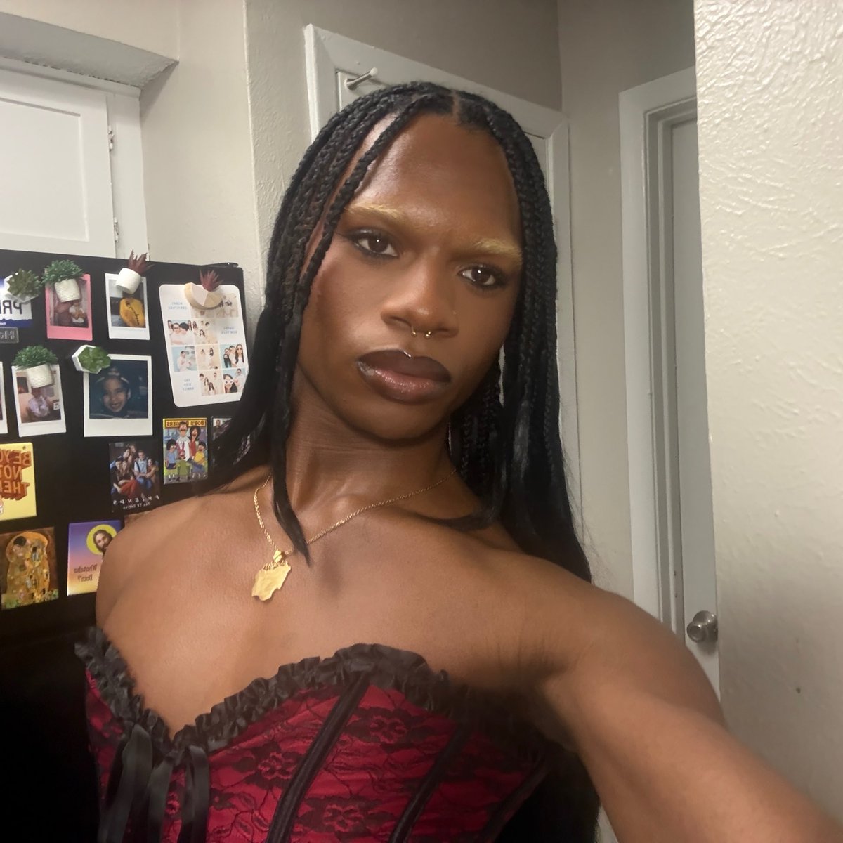 enbysparadise's tweet photo. feeling very vampiric 🧛🏾‍♀️ https://t.co/kgJyH09tUz
