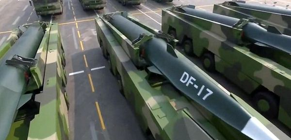 DefenceMat's tweet photo. یکی دیگر از تهدیدات، تسلیحات هایپرسونیک گلاید (HGV) هستند. سرعت بسیار بالا و پروفایل پروازی غیربالستیک باعث می‌شود زمان واکنش پدافند کاهش یابد و احتمال عبور از لایه‌های دفاعی را افزایش می دهد و همچنین قابلیت مانور در فاز میانی و نهایی مسیر، رهگیری آن را دشوار می کند.
6/6 https://t.co/2SB8vBw9AX